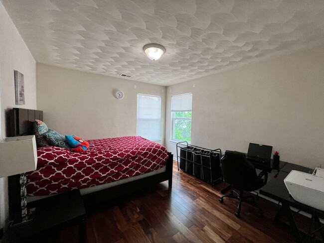 Building Photo - 3 bedroom home in sought after Whitaker Pl...