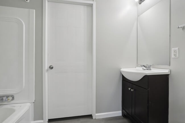 Building Photo - 105 Lovely Iris Ln