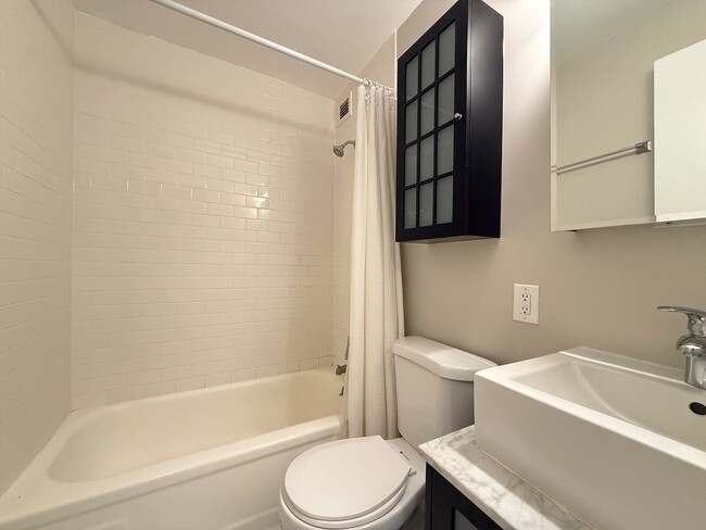 Building Photo - 4343 N Clarendon Ave