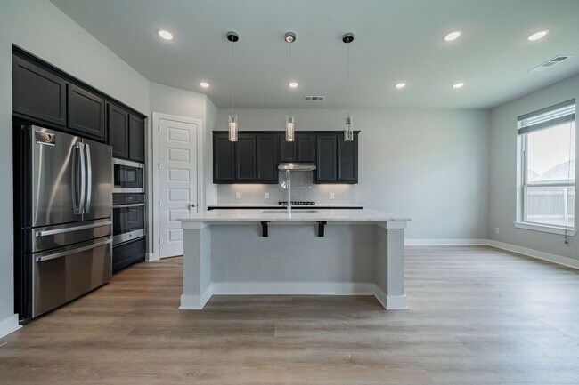 Building Photo - Stunning 4-bedroom, 3-bathroom home locate...