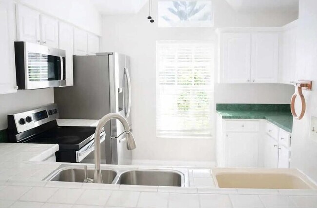 Building Photo - 11316 Maybrook Ave