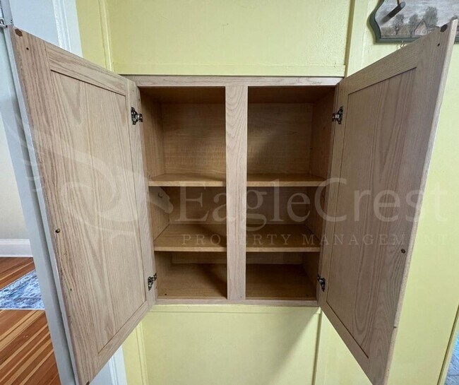 Building Photo - Three Bedroom, Two Bathroom House Near Sha...