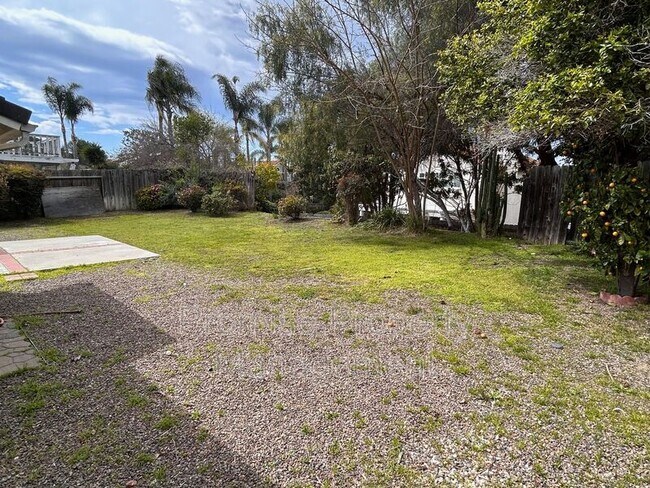 Building Photo - 885 Pinewood Dr