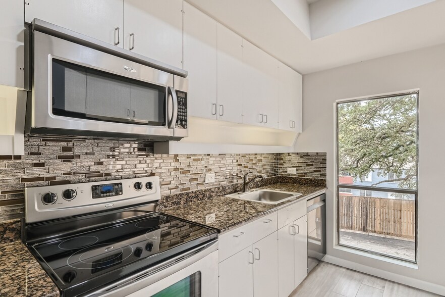 Building Photo - 8642 Fredericksburg Rd