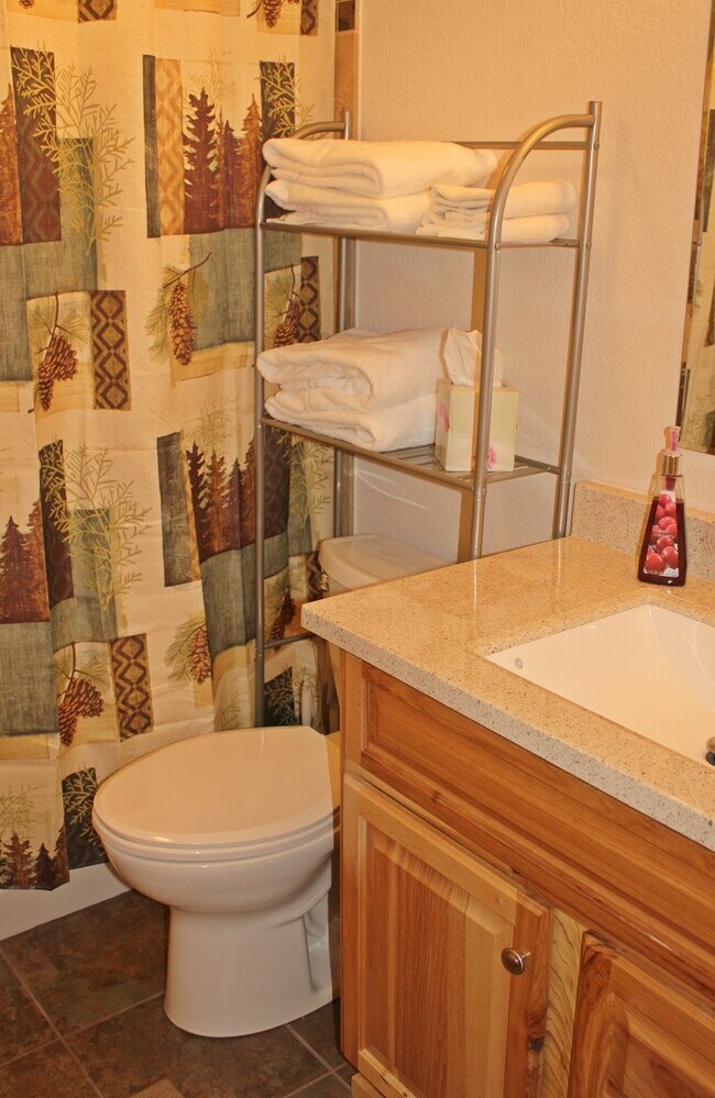 Building Photo - WINTER RENTAL- 2 Bedroom/1 Bath w/Washer/D...