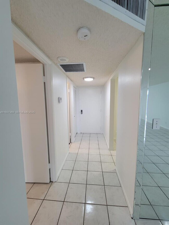 Building Photo - 18151 NE 31st Ct