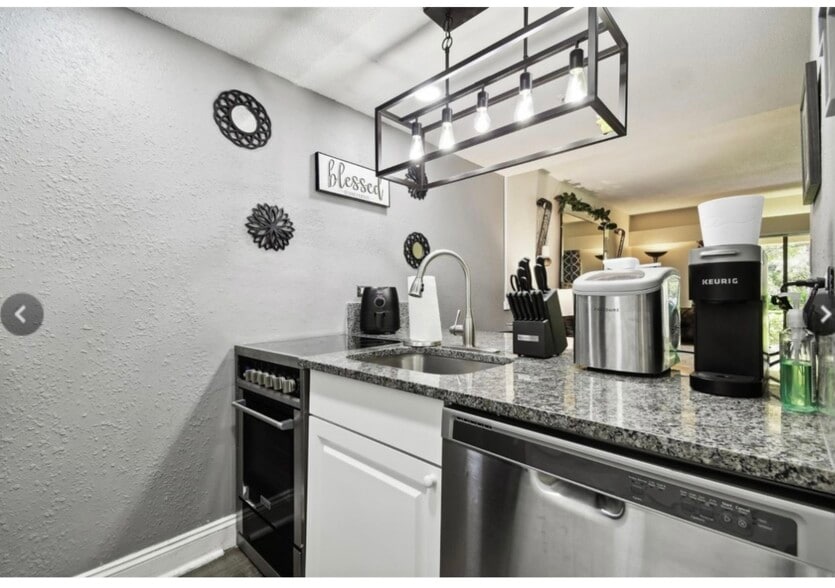 Building Photo - 36750 US Highway 19 N