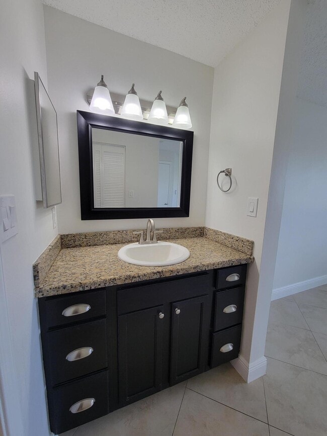 Building Photo - 4208 Glenmoor Dr