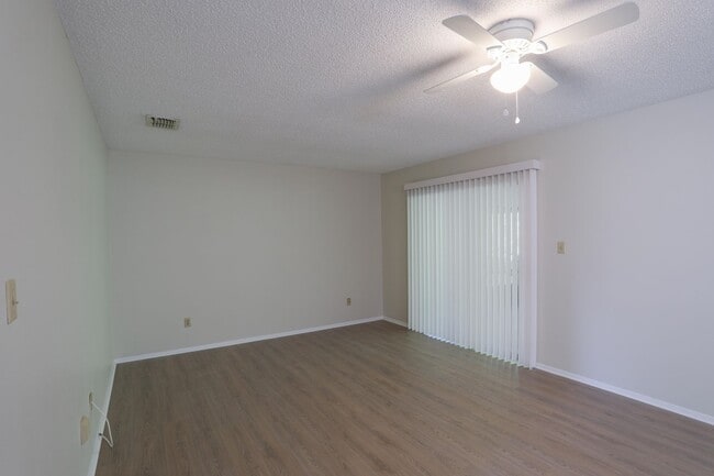 Building Photo - 5005 Ledgewood Way