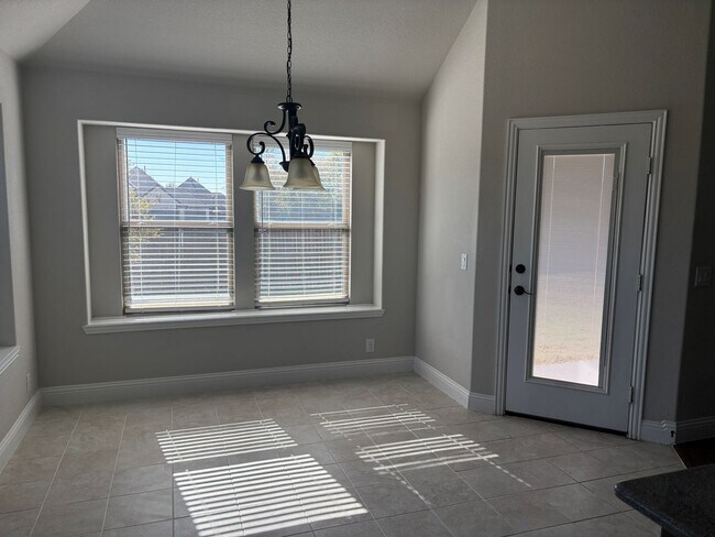 Building Photo - Beautiful 3/2/2 Minutes from Sherman's Tow...