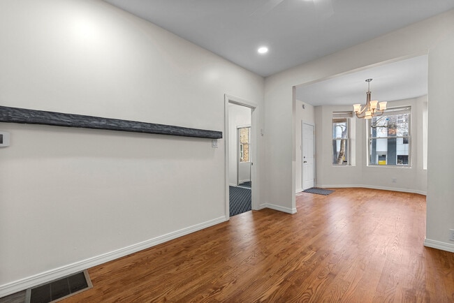 Building Photo - 2630 N Hamlin Ave