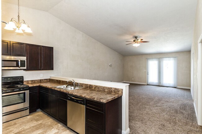 Building Photo - 2 bed 2 bth duplex- available now