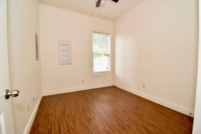 Building Photo - Hidden Oaks Apartments