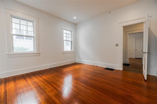 Building Photo - 620 Park Dr NE