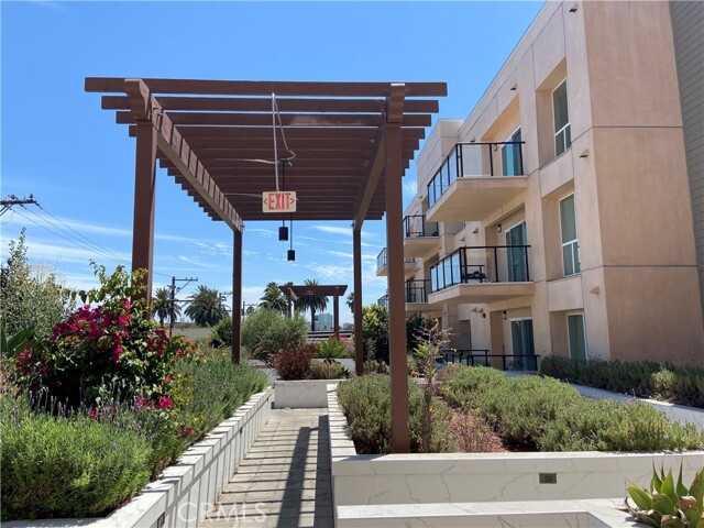 Building Photo - 1598 Long Beach Blvd