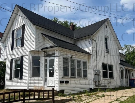 Building Photo - 939 Baraga St NE