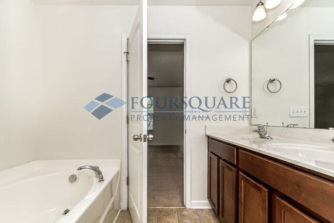 Building Photo - Townhome | Washer/ Dryer Included |Fenced ...