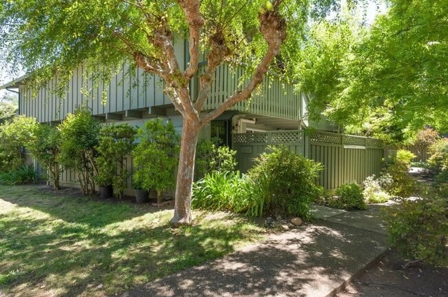 Building Photo - Beautiful 2 bed 1 bath end unit condo/town...