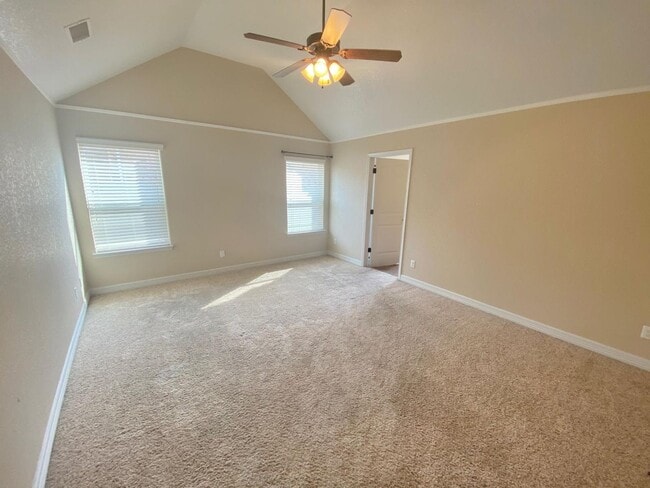 Building Photo - AVAILABLE NOW!