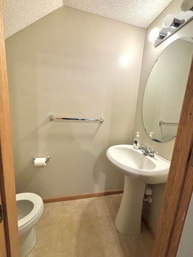 Building Photo - Gorgeous 2bed 2bath Townhome in Bailey’s Arbor