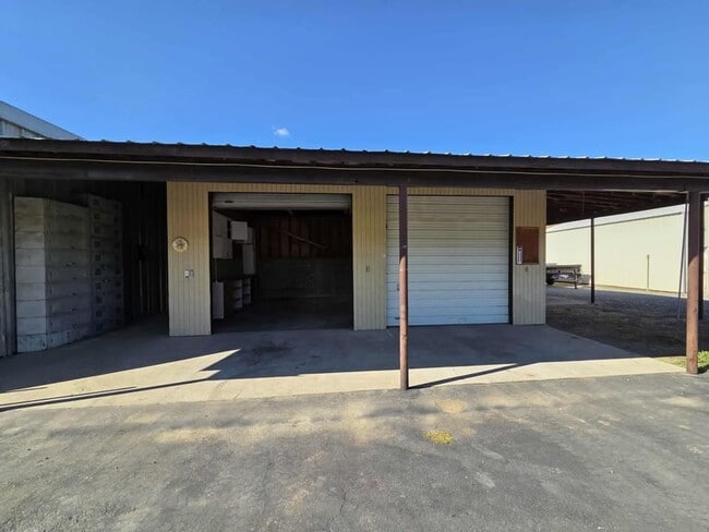 Building Photo - Large 3 Bedroom, 2.5 Bath on Beautiful, HU...