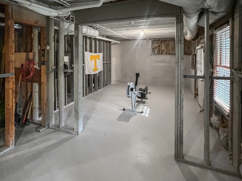 Building Photo - 1106 Glenrose Dr SE