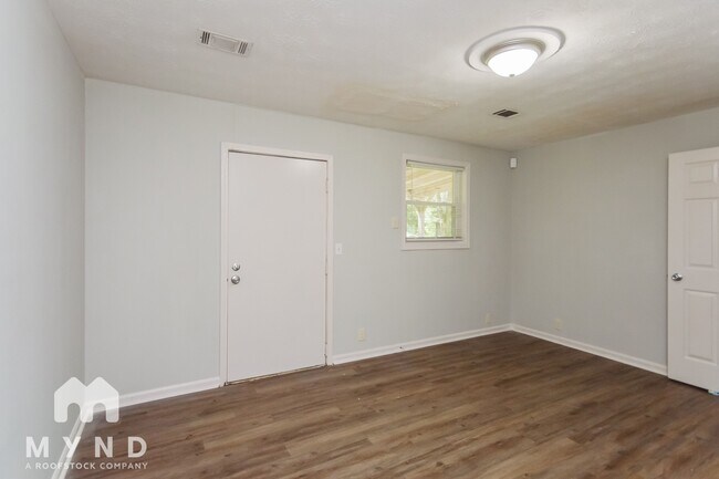 Building Photo - 3553 Charlotte Dr