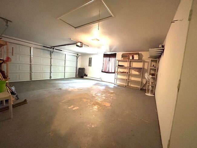 Building Photo - One level 3 bed/2 bath spacious home with ...