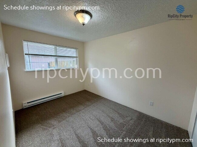 Building Photo - 11837 SE Gladstone St