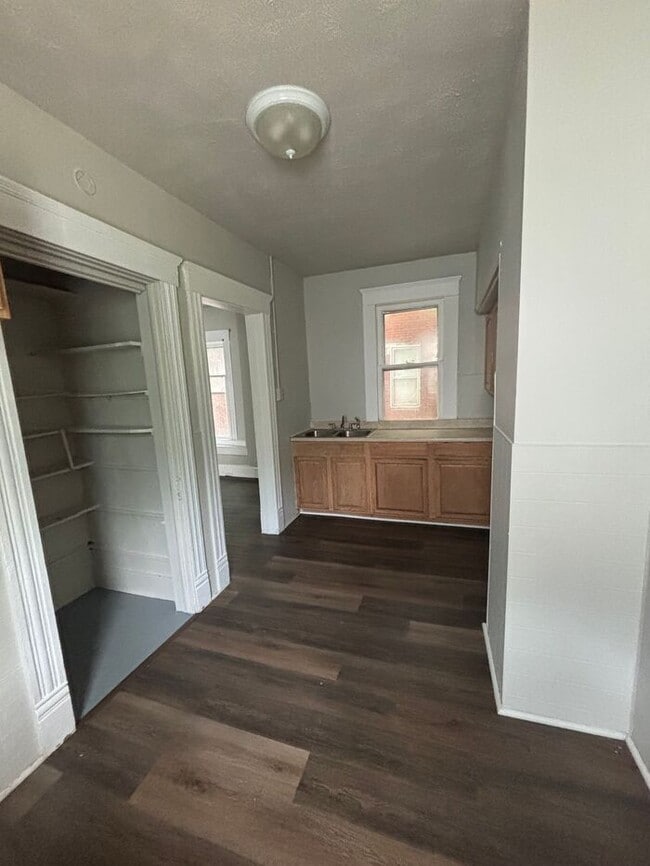 Building Photo - Stunning 4 beds 1 bath in Cleveland!