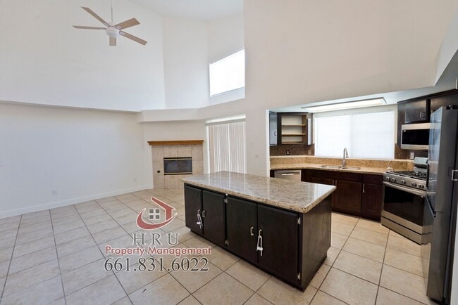 Building Photo - SW-4 bed/3 bath + pool house