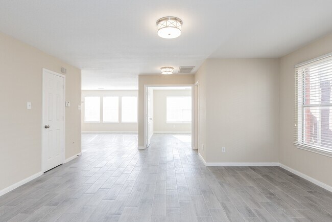 Building Photo - 15831 Crooked Arrow Dr