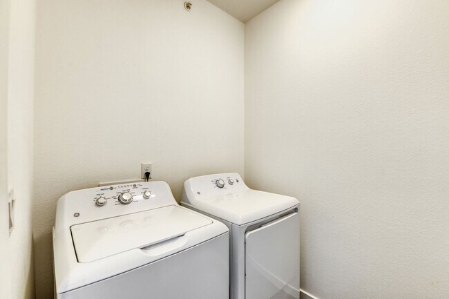 Building Photo - Bright Contemporary 3 Bedroom 2 Bath - August 1st!