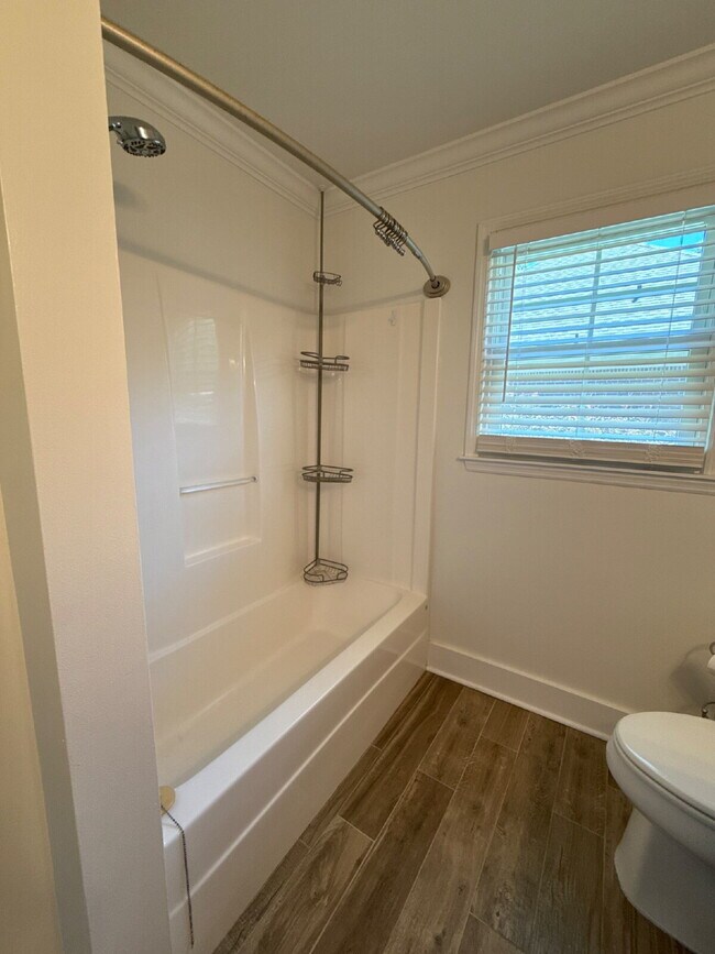 Building Photo - "Charming 4-Bed Oasis with Granite Finishe...