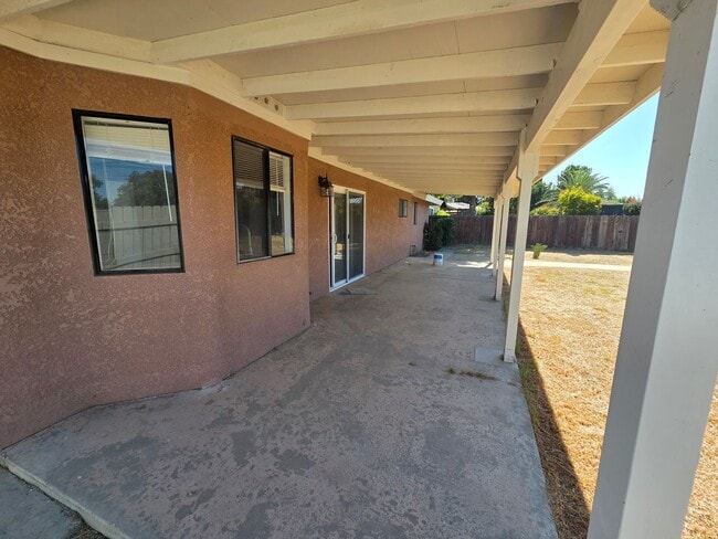 Building Photo - Beautiful 3 Bedroom 2 Bath Home on Large Corner Lot