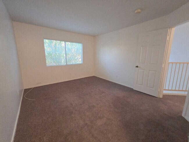 Building Photo - 2 BEDROOM TOWNHOUSE WITH 1 CAR GARAGE..HURRY, WON'T LAST!