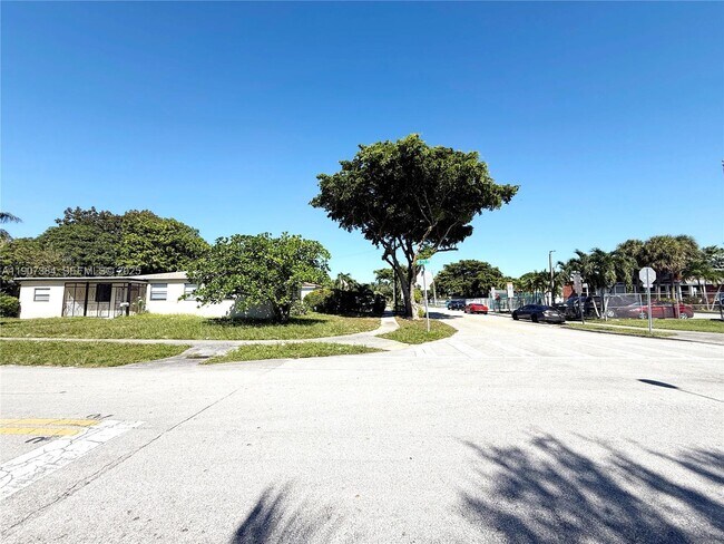 Building Photo - 631 NE 171 St