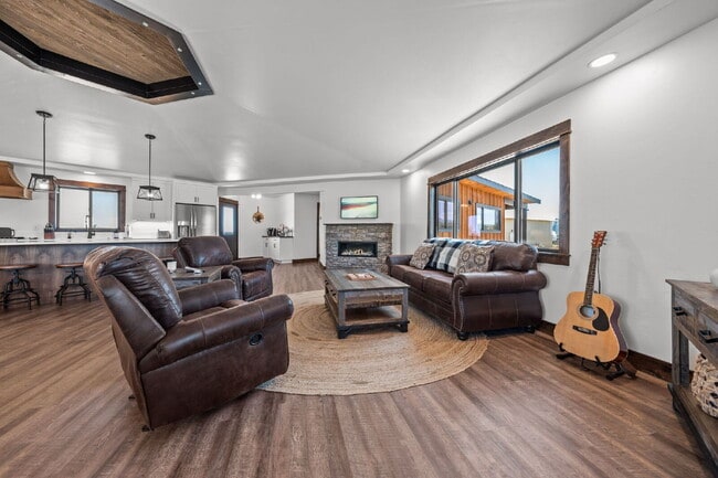 Building Photo - Luxury Home for Rent – Expansive Acreage, ...