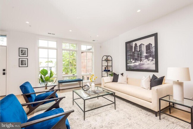 Building Photo - Luxury Penthouse Rowhome Condo in Historic...