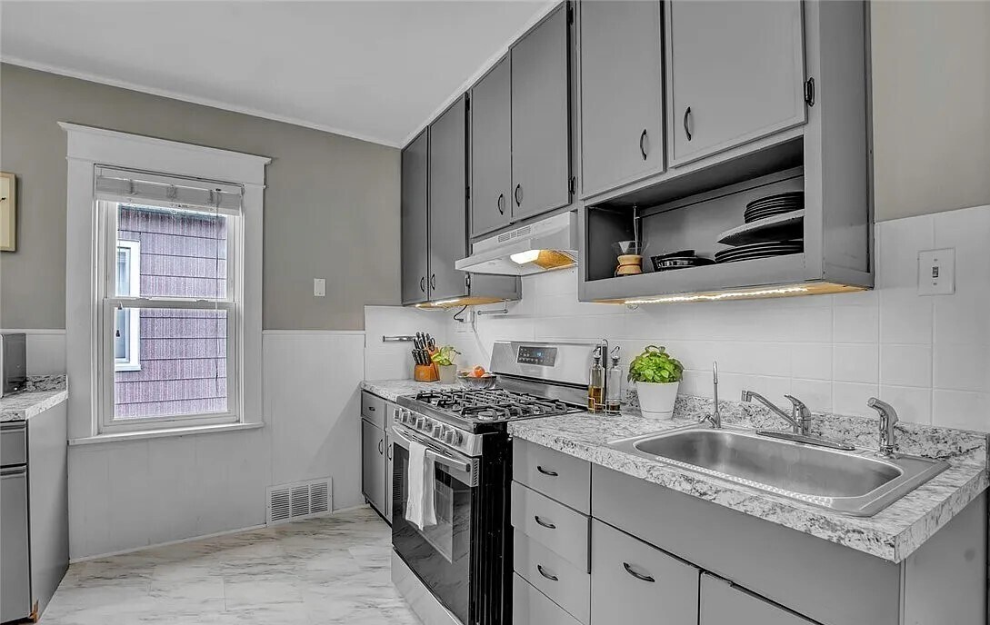 Building Photo - 68 Sunset St