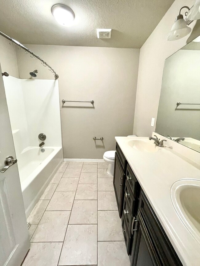 Building Photo - 4820 Lakeshore Dr