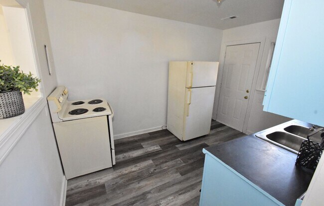 Building Photo - 2120 Kennesaw Dr