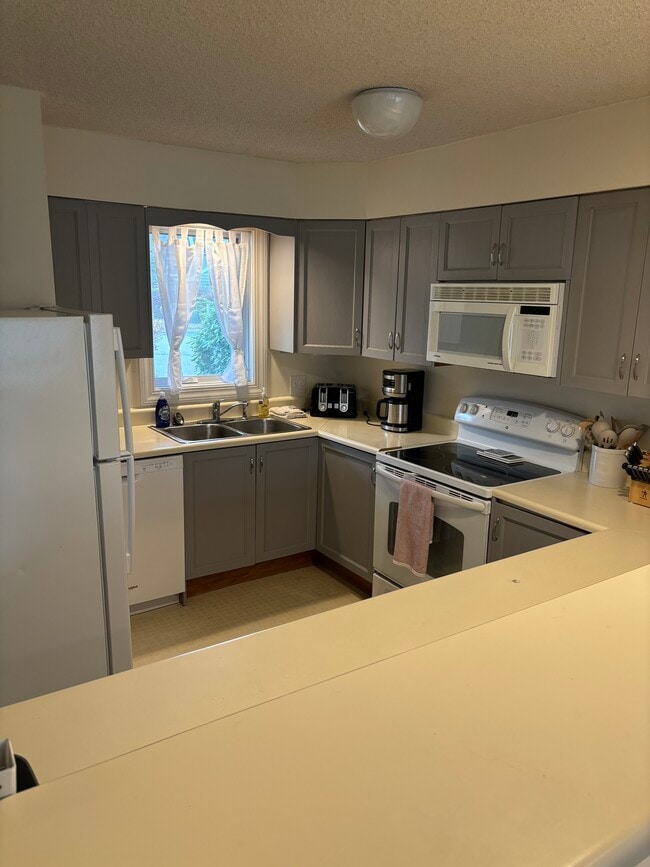 Building Photo - 146 W Grand Ave