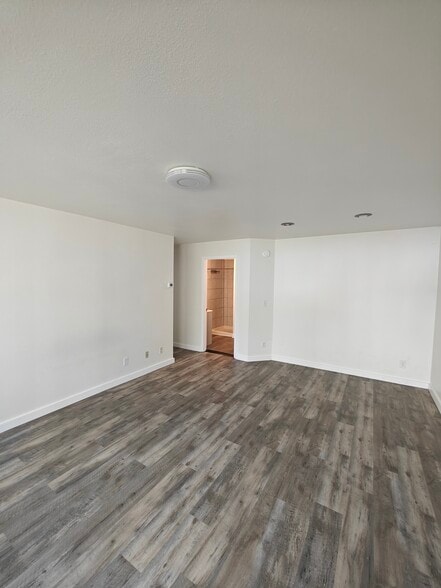Building Photo - 1060 N Elsinore Ave