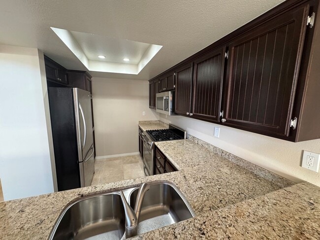 Building Photo - Townhome-Style 2BR/2.5BA + Loft | East Ventura (Beacon Court Community)