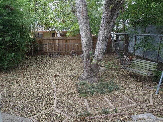 Building Photo - Cherrywood Charmer! 2/1 Avail for August!