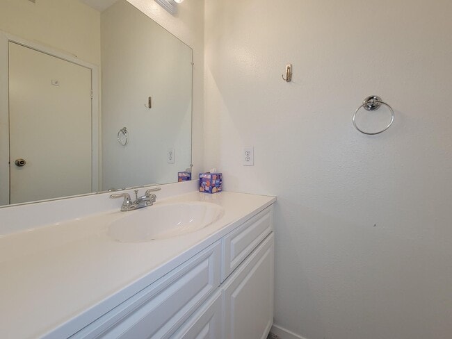 Building Photo - 7119 N Holiday Dr
