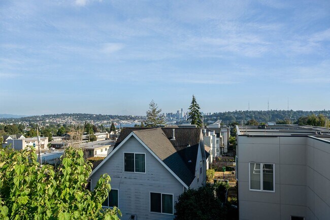 Building Photo - 3bd/1.75ba Seattle Townhome