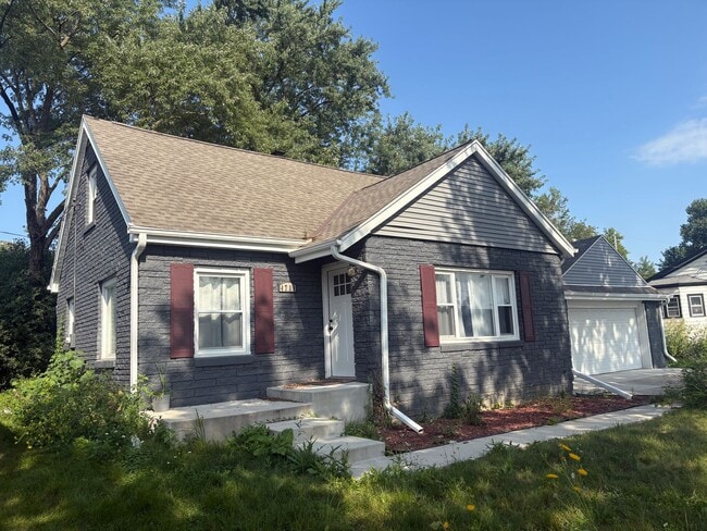 Building Photo - Rare Tosa single family!