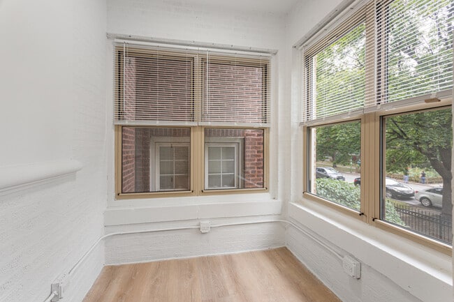 Building Photo - 1627 W Chase Ave